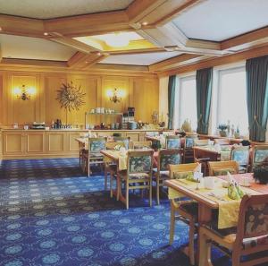 a restaurant with tables and chairs in a room at Landhotel Kühler Grund in Grasellenbach