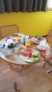 una mesa de madera con platos de comida. en Scharfer Kessel, en Weimar