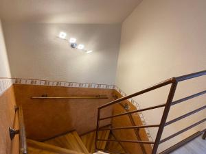 una escalera en una habitación con escalera en Millennium Lux Apartments, en Hajdúszoboszló
