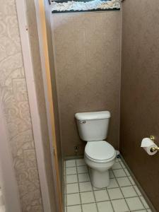 Cette petite chambre comprend une salle de bains pourvue de toilettes. dans l'établissement Hotel St Nicholas, à Cripple Creek