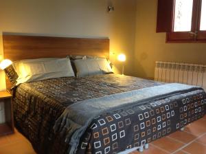 um quarto com uma cama grande e uma cabeceira em madeira em Can Bertran em Fornells de la Muntanya