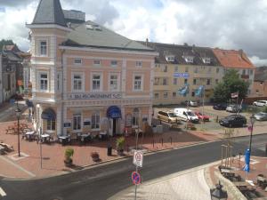 een groot gebouw op de hoek van een straat bij Hotel Hohenzollernhof in Cuxhaven