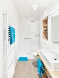 biała łazienka z umywalką i toaletą w obiekcie Gästehaus Bauer - Schlafen auf dem Weingut w mieście Heilbronn