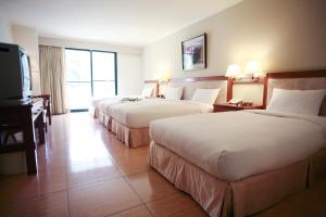 Un pat sau paturi într-o cameră la King's Resort & Spa