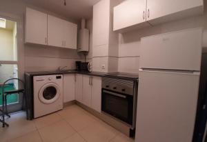 a kitchen with a refrigerator and a washing machine at Apartamento barrio San Miguel in Jerez de la Frontera