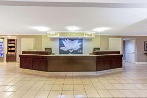 um átrio com uma sala de espera com uma recepção em La Quinta Inn by Wyndham and Conference Center San Angelo em San Angelo