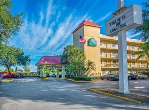 a hotel with a sign in front of a parking lot at La Quinta Inn by Wyndham West Palm Beach - Florida Turnpike in West Palm Beach