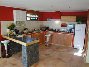 A kitchen or kitchenette at Beautiful Apartment Fontes