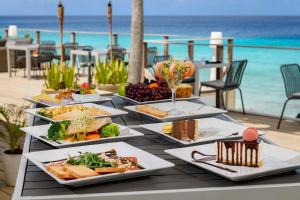 Thebonairian في كراليندايك: طاولة مع أطباق من الطعام على الشاطئ