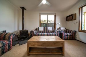 HawkerFlinders Ranges Bed and Breakfast的有两张沙发和一张咖啡桌的客厅