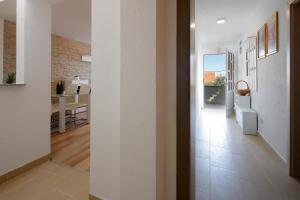 a hallway leading to a kitchen and a living room at L&R Apartmani in Vrh