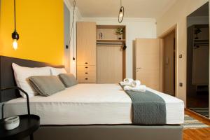 A bed or beds in a room at Thess Quality Urban Living