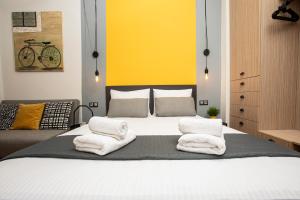 A bed or beds in a room at Thess Quality Urban Living