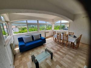 sala de estar con sofá azul y mesa en Villa Antonio, en Jelsa