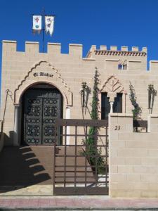 El RobledoにあるEl Alcázarの門前の建物