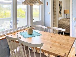 - une salle à manger avec une table et des chaises en bois dans l'établissement Holiday home LÖTTORP VII, à Löttorp