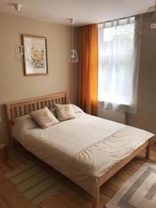 Katil atau katil-katil dalam bilik di Apartamenti Starp Krastiem