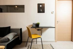 A seating area at Thess Quality Urban Living