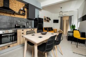A kitchen or kitchenette at Thess Quality Urban Living