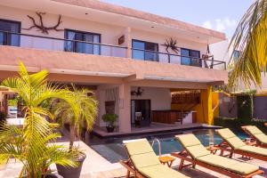 a villa with a swimming pool and a resort at Bahia Tolok in Isla Mujeres