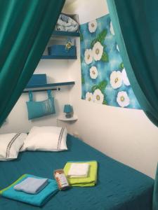 ル・バルカレスにあるPalm Beachの小さなベッドルーム(青いベッド、カーテン付)