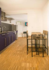 - une cuisine avec une table et des chaises dans la chambre dans l'établissement Altstadt Apartment Alisa, à Düsseldorf