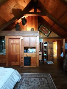 1 dormitorio con cama y techo de madera en Cherokee Mountain log Cabins, en Eureka Springs