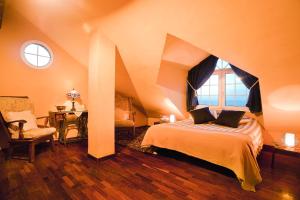 1 dormitorio con cama, ventana y escritorio en El Balcon de las Nieves en La Zubia