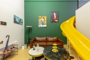 Prostor za sedenje u objektu loft Apartment with slide hammock with movie viewing