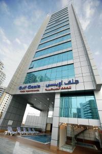 budynek z znakiem na boku w obiekcie Gulf Oasis Hotel Apartments Fz LLC w Dubaju