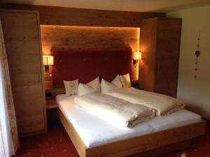 A bed or beds in a room at Sonnleiten - Guggerhof - Villa Sonnenwies