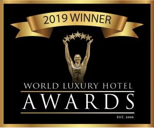 un cartello con la scritta "premi mondiali per hotel di lusso" con un nuotatore di Marsden Lake Resort Central Otago a Cromwell