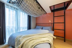 Krevet ili kreveti u jedinici u okviru objekta loft Apartment with slide hammock with movie viewing