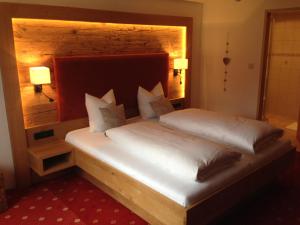 A bed or beds in a room at Sonnleiten - Guggerhof - Villa Sonnenwies