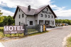 un motel solo firma delante de un edificio en Motel OLIV en Oświęcim