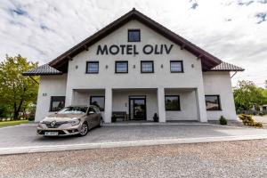 een auto geparkeerd voor een gebouw bij Motel OLIV in Oświęcim