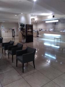 un vestíbulo con sillas y un mostrador en un edificio en Grand Hotel Kanachu Hadano, en Hadano