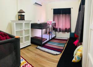 ein Wohnzimmer mit einem Klavier und einem Sofa in der Unterkunft Baan Mae Somkid Homestay in Sukhothai