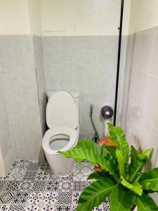 A bathroom at Baan Mae Somkid Homestay