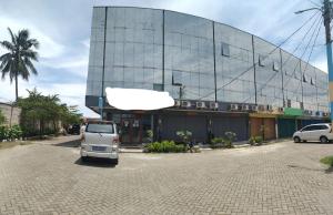 a white van parked in a parking lot in front of a building at MAMA SYARIAH @ KUTAJAYA in Tangerang