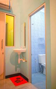 ein Badezimmer mit Waschbecken und Toilette in der Unterkunft RoomZ Budget Residence in Semarang