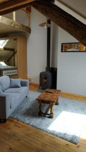 ein Wohnzimmer mit einem Sofa und einem Couchtisch in der Unterkunft Le Galet "Chez Jacquie et Fifi" in Mont-Dauphin