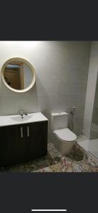 タリファにあるApartamento Abrilのバスルーム(トイレ、洗面台、鏡付)