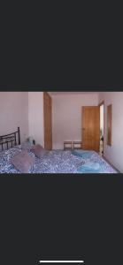 タリファにあるApartamento Abrilのベッドルーム1室(ベッド1台付)、木製キャビネットが備わります。