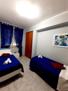 ein Schlafzimmer mit 2 Betten und Handtüchern darauf in der Unterkunft Casa Vacanze Ottantapassi in Otranto