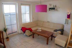ein Wohnzimmer mit einer Couch und einem Tisch in der Unterkunft Ferienwohnung Ostseefeeling 3 in Ostseebad Karlshagen