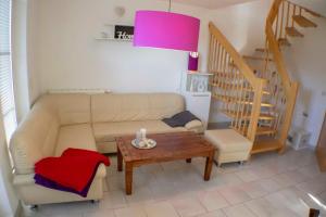 ein Wohnzimmer mit einer Couch und einem Tisch in der Unterkunft Ferienwohnung Ostseefeeling 3 in Ostseebad Karlshagen