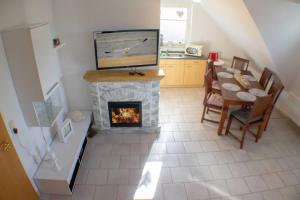 ein Wohnzimmer mit einem TV über einem Kamin in der Unterkunft Ferienwohnung Ostseefeeling 3 in Ostseebad Karlshagen + 14 Fotos