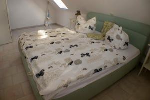 Ein Bett oder Betten in einem Zimmer der Unterkunft Ferienwohnung Ostseefeeling 3