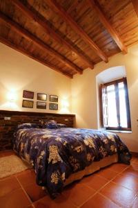 une chambre avec un lit dans une pièce dans l'établissement Palacio Viejo de Las Corchuelas, à Torrejón el Rubio 85 autres photos